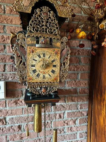 Fraaie stoelklok met ruiters/ paardjes mechaniek beschikbaar voor biedingen