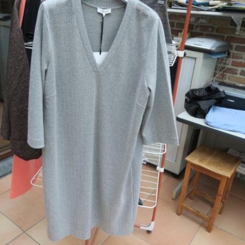 Kleedje nieuw grijs wit streepje v-hals Terre Bleue mt 44, Kleding | Dames, Jurken, Nieuw, Maat 42/44 (L), Grijs, Knielengte, Ophalen of Verzenden