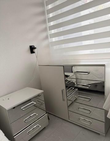 Slaapkamer set ladekast, nachtkastjes en kledingkast spiegel beschikbaar voor biedingen