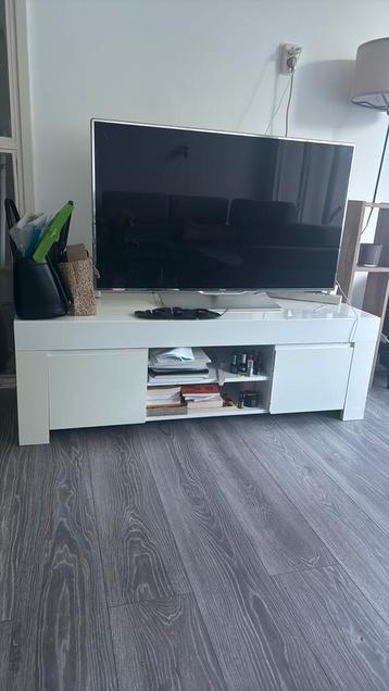 Gratis afhalen meubels kledingkast, tv-meubel en ladekast beschikbaar voor biedingen