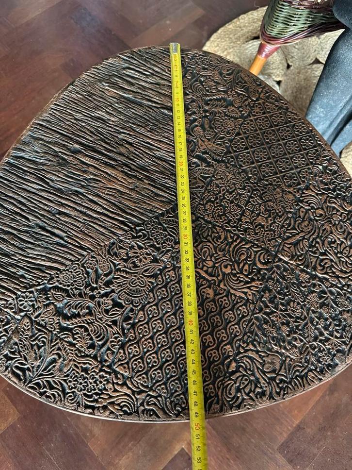 Bijzettafel/Salontafel met Prachtige Details, Huis en Inrichting, Tafels | Bijzettafels, Gebruikt, Overige vormen, Minder dan 45 cm