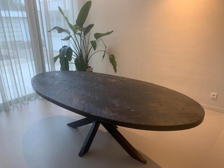 Mooie ovalen eettafel, visgraat, 240x100, Huis en Inrichting, Tafels | Eettafels, Gebruikt, 100 tot 150 cm, 200 cm of meer, Vijf personen of meer