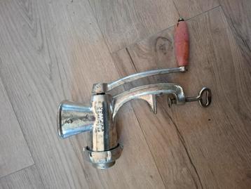 Vintage Jupiter vleesmolen beschikbaar voor biedingen