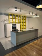 Moderne showroom keuken met kookeiland, Huis en Inrichting, Keuken | Complete keukens, Ophalen, Overige typen, Nieuw, Kunststof