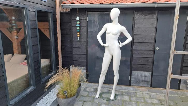 Faceless etalagepop dame wit, demontabel,  glazen voetstuk, Hobby en Vrije tijd, Naaien en Fournituren, Gebruikt, Ophalen