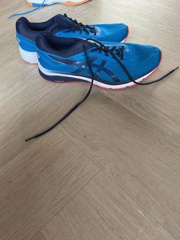 Sport schoenen 2 paar beschikbaar voor biedingen