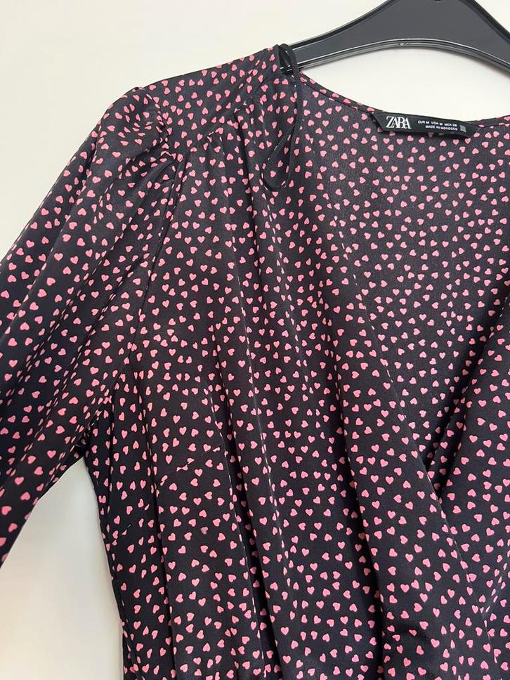 Zara jurk hartjes zwart roze, Kleding | Dames, Jurken, Zo goed als nieuw, Maat 38/40 (M), Zwart, Boven de knie, Ophalen of Verzenden