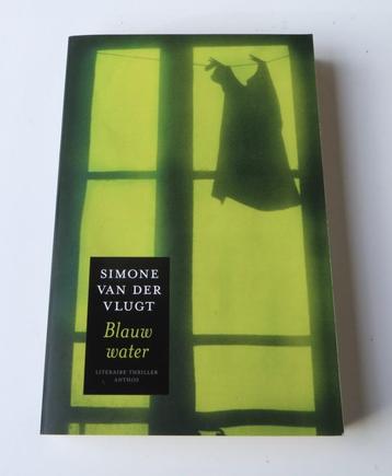 Thriller M4889: Simone van der Vlugt - Blauw water beschikbaar voor biedingen