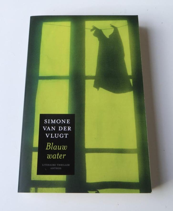 Thriller M4889: Simone van der Vlugt - Blauw water, Boeken, Thrillers, Zo goed als nieuw, Nederland, Ophalen of Verzenden