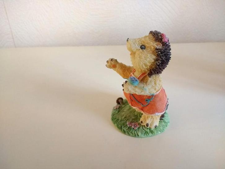 Beeldje egeltje van polystone met oranje jurkje 7 cm hoog, Verzamelen, Beelden en Beeldjes, Zo goed als nieuw, Dier, Ophalen of Verzenden