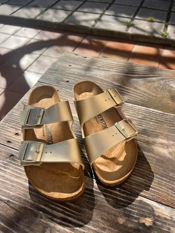 Birkenstock slippers  goud onpaar rechts mt 39 & links mt 37 beschikbaar voor biedingen