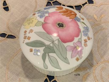 Vintage Wedgewood Bone China Pastel Floral Round Trinket Box beschikbaar voor biedingen