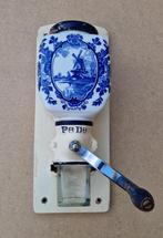 Mooie antieke PeDe gietijzeren wandkoffiemolen Delfts Blauw, Antiek en Kunst, Verzenden