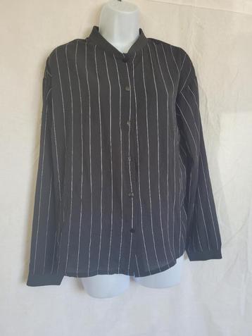 Nette zwarte blouse witte krijtstreep mt L merk Daphnea beschikbaar voor biedingen