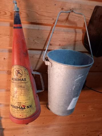 antiek  blusemmer en blusser beschikbaar voor biedingen