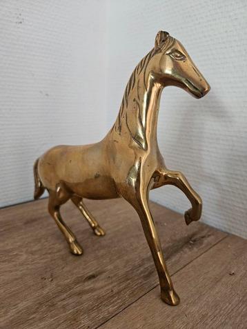 Antiek koperen paard beschikbaar voor biedingen