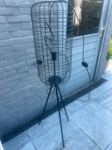 Stijlvolle metalen vloerlamp beschikbaar voor biedingen