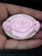 Prachtige vintage handgemaakte bloemenbroche, Ophalen of Verzenden, Zo goed als nieuw, Roze, Overige materialen