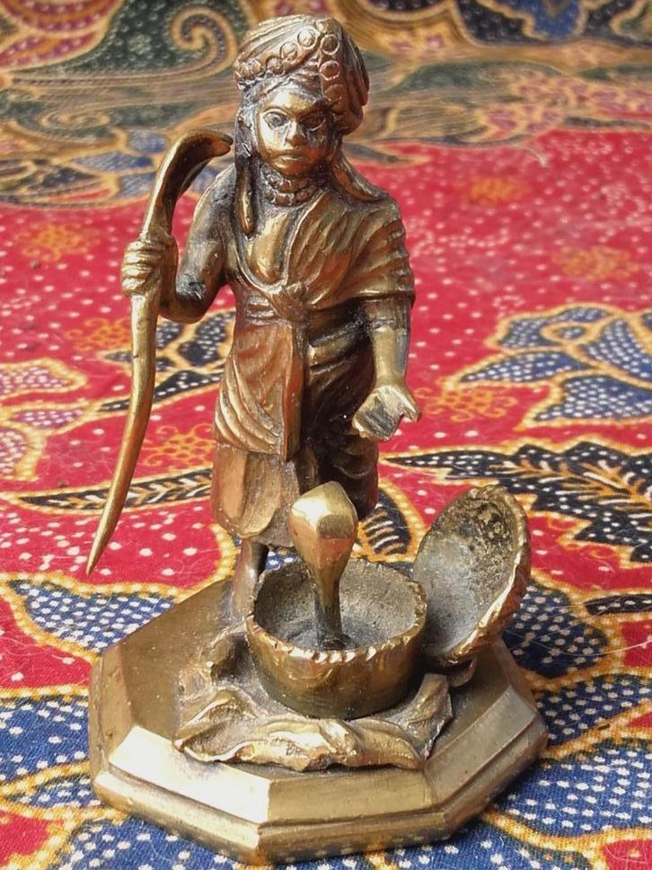 Antiek koper beeldje uit India van man met een cobra 7,6 cm., Antiek en Kunst, Kunst | Niet-Westerse kunst, Ophalen of Verzenden