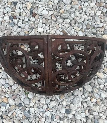 Gietijzeren Plantenbak voor aan de Muur beschikbaar voor biedingen