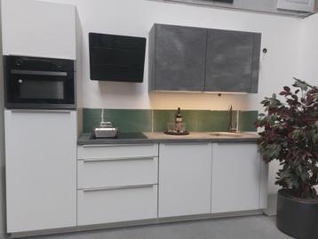 NOBILIA keuken-showroomkeuken, wit soft mat, staal look beschikbaar voor biedingen