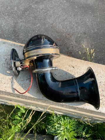 Vintage horn beschikbaar voor biedingen