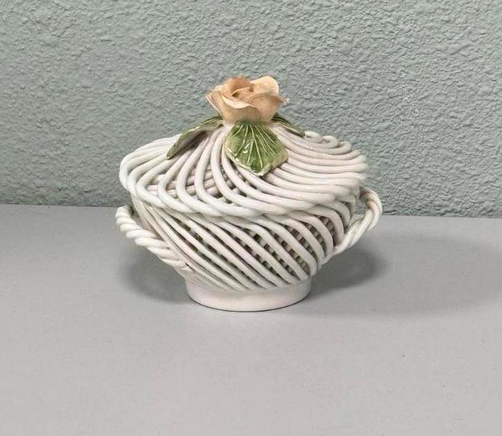 Porseleinen sieradendoosje schaal met deksel roos gedraaid, Antiek en Kunst, Antiek | Servies los, Ophalen of Verzenden