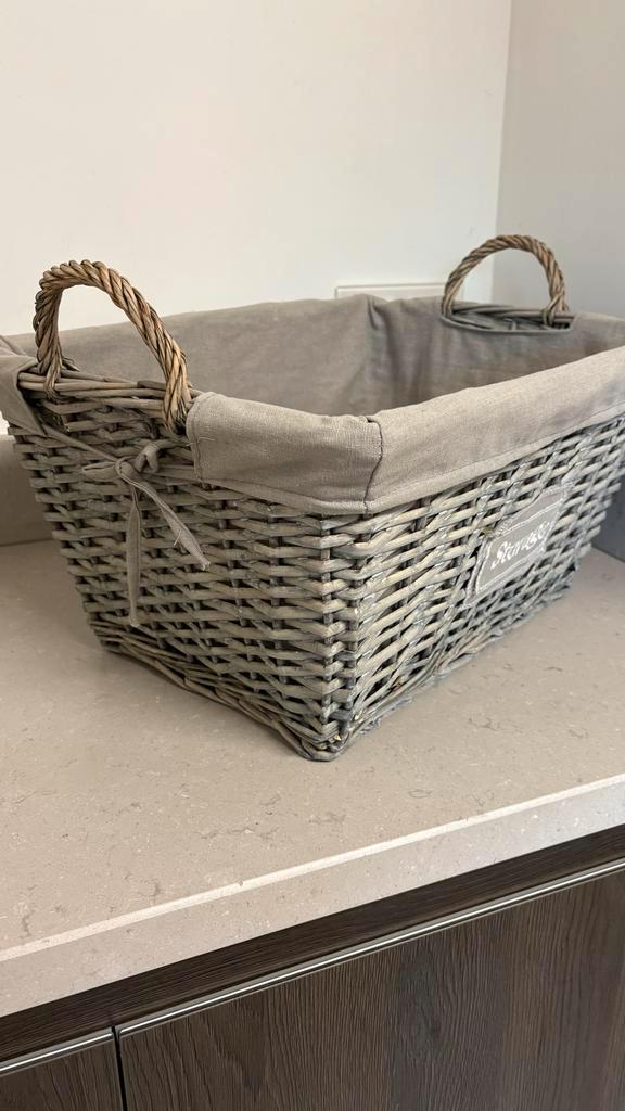 Stijlvolle rieten mand met grijze binnenbekleding, Huis en Inrichting, Woonaccessoires | Schalen en Manden, Nieuw, Overige materialen