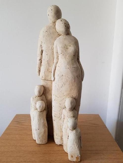 Aardewerk beeld gezin/familie (ouders met 4 kinderen) in bet, Verzamelen, Beelden en Beeldjes, Zo goed als nieuw, Mens, Ophalen of Verzenden