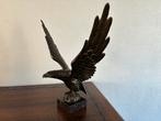 Bronzen adelaar op marmeren voet 34 cm hoog, Verzamelen, Dierenverzamelingen, Ophalen of Verzenden, Zo goed als nieuw, Vogel, Overige typen