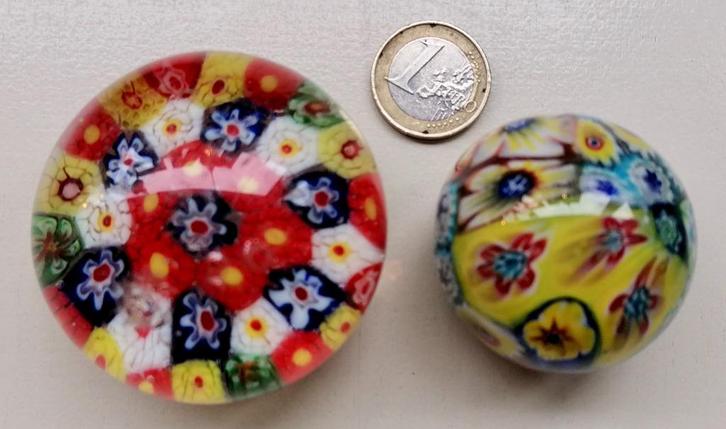 2 presse papiers met millefiori, Antiek en Kunst, Antiek | Glas en Kristal, Ophalen of Verzenden