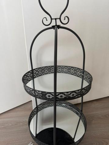 Etagère met 2 lagen beschikbaar voor biedingen