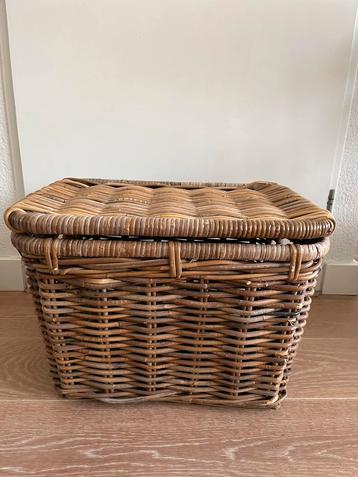 Rieten mand met deksel beschikbaar voor biedingen
