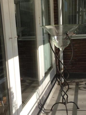 Hoge standaard van gietijzer met glazen schaal  beschikbaar voor biedingen