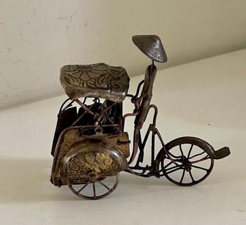Oud Indonesisch beeldje van een betjak, fietstaxi beschikbaar voor biedingen