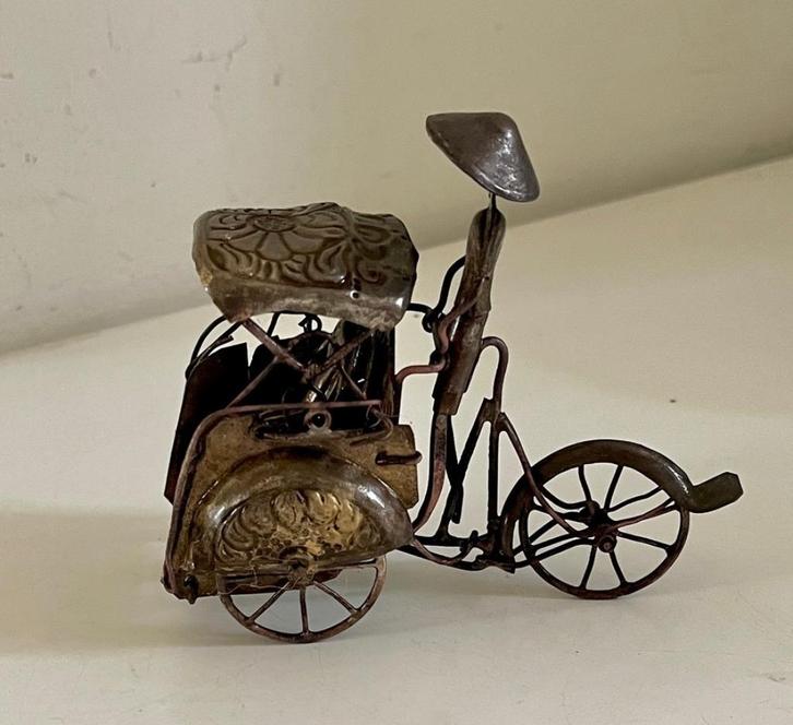 Oud Indonesisch beeldje van een betjak, fietstaxi, Antiek en Kunst, Kunst | Beelden en Houtsnijwerken, Ophalen of Verzenden