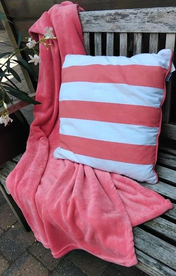 KUSSEN en PLAID beschikbaar voor biedingen