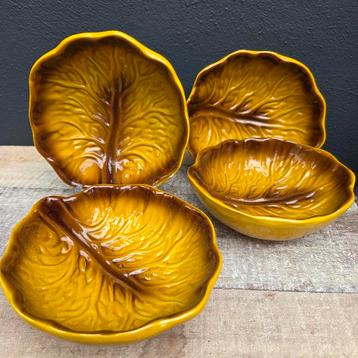 4 herfstblad of walnoten bakjes  beschikbaar voor biedingen