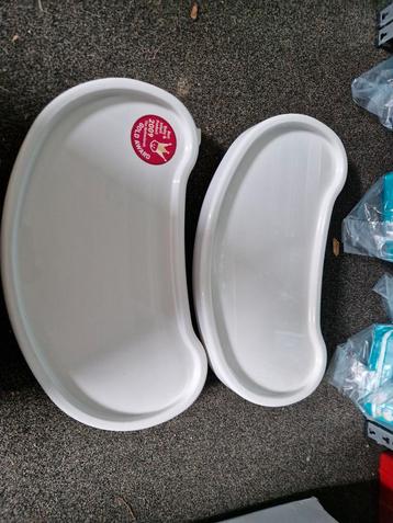 2 Bloom kinderstoel tafelbladen beschikbaar voor biedingen