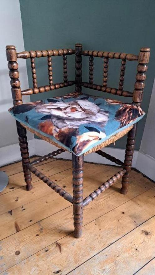 Antieke driehoekstoel, Huis en Inrichting, Stoelen, Gebruikt, Eén, Hout, Riet of Rotan, Bruin, Ophalen