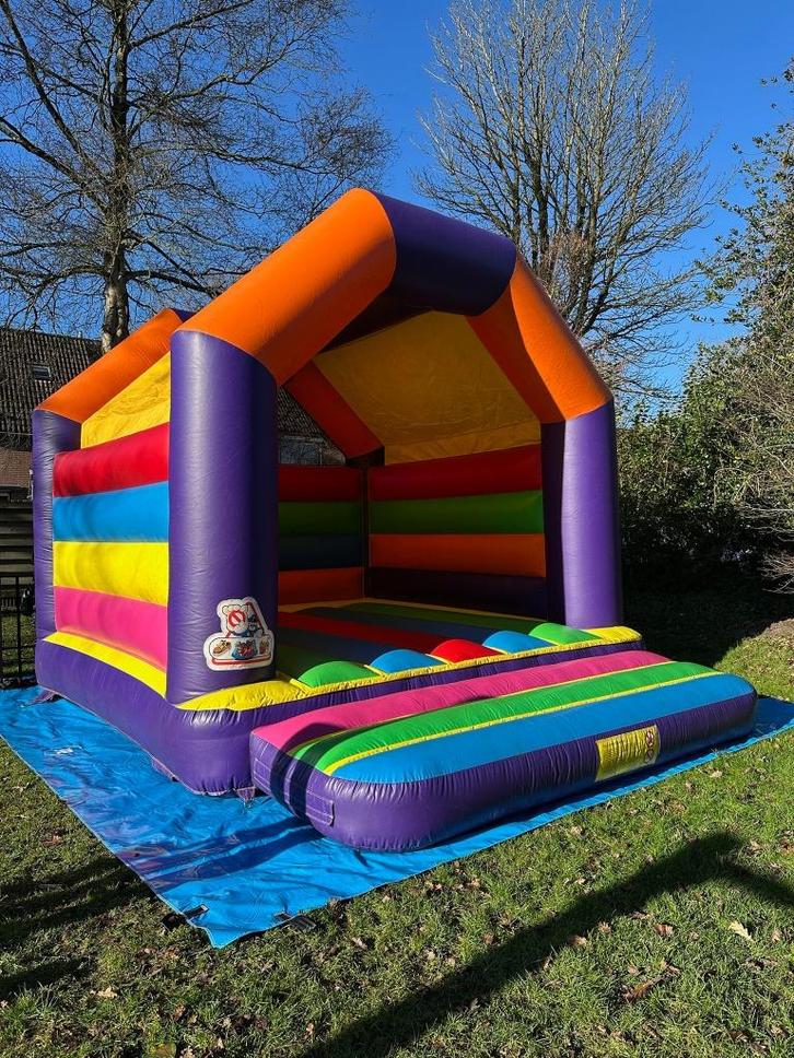 Regenboog Springkussen te huur, Hobby en Vrije tijd, Feestartikelen | Verhuur, Zo goed als nieuw, Overige, Ophalen of Verzenden