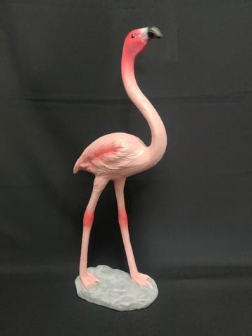 Flamingo roze gekleurd op steen. Vogel, vogels  beschikbaar voor biedingen