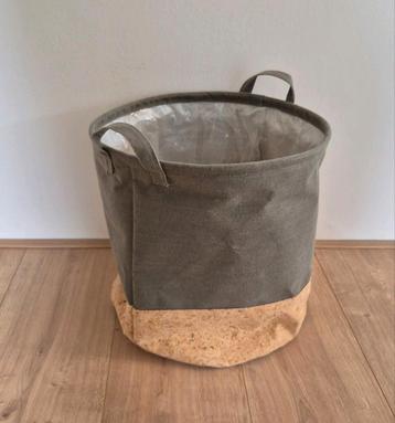 Mand voor plant met waterdichte plastic binnenzijde  beschikbaar voor biedingen