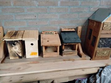 Voederhuisjes en  nestkastjes  beschikbaar voor biedingen