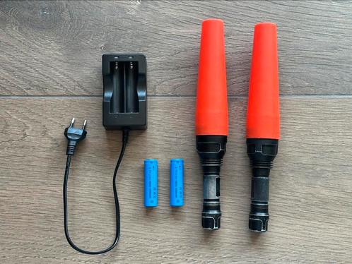2x luchtvaart marshalling lampen met lader en accu’s, Verzamelen, Luchtvaart en Vliegtuigspotten, Gebruikt, Overige typen, Ophalen of Verzenden