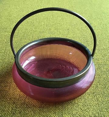Antieke bonboniere van Fries draadglas met hengsel beschikbaar voor biedingen