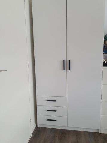 Te koop  kledingkast  beschikbaar voor biedingen