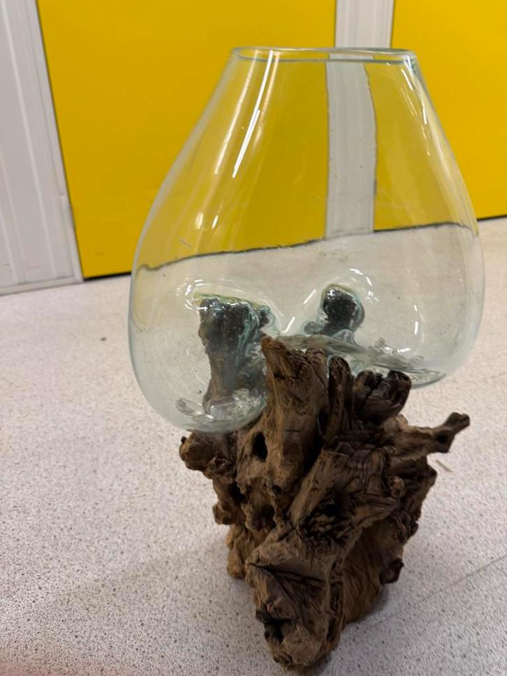 Glazen vaas op houten voet. Ongeveer 40-50cm groot, Antiek en Kunst, Antiek | Woonaccessoires, Ophalen