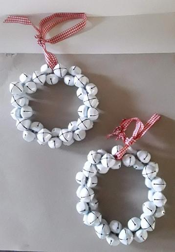 2 Vintage ringen met metalen kerstbelletjes. Kerstdecoratie. beschikbaar voor biedingen