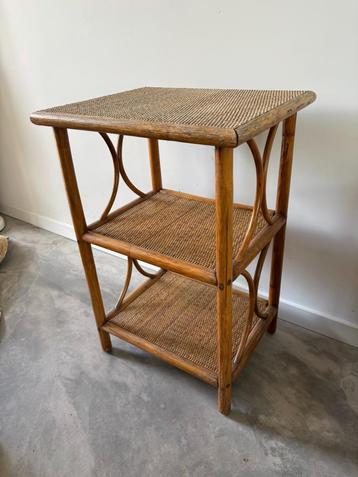 Vintage rotan bijzettafel met drie lagen beschikbaar voor biedingen